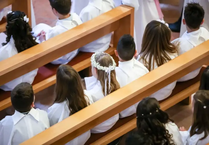 Ile trwa msza komunijna? Zaskakujące fakty o jej czasie trwania