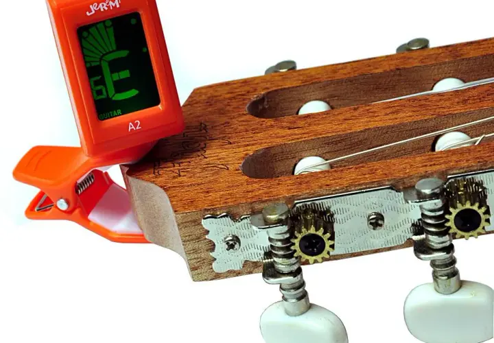 Strojenie ukulele stroikiem gitarowym - praktyczny test i wskazówki
