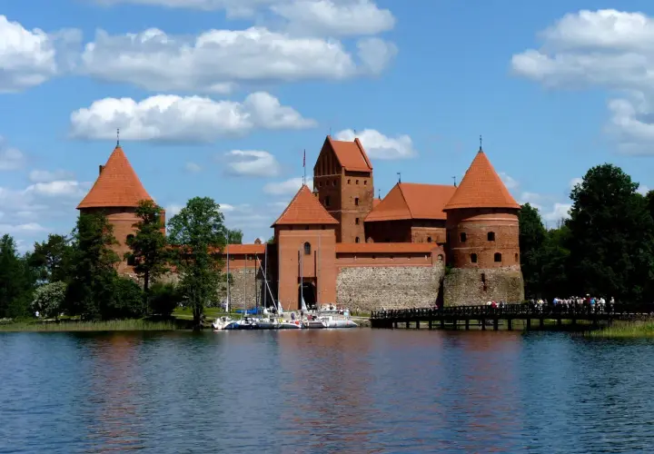 Zamek w Trokach: Odkryj fascynującą historię i tajemnice miejsca