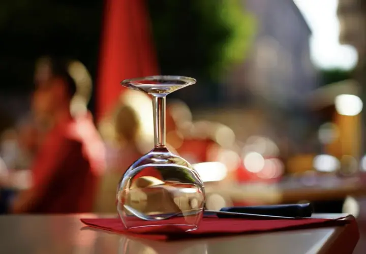 Wino przy kartach – jakie szczepy pasują do wieczoru z grami i dlaczego sommelier ma tu coś do powiedzenia