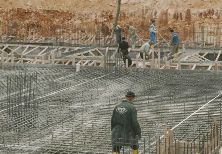 Trwałe zbrojenie, czyli podstawa dla stabilności konstrukcji betonowych – jak wykorzystać detektor zbrojenia do oceny jakości?