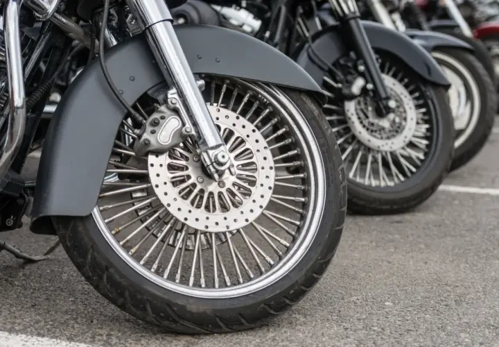 przednie koła zaparkowanych obok siebie motocykli