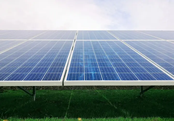 Koszty energii w firmie produkcyjnej — jak obniżyć rachunek o 40–60% bez zmiany dostawcy