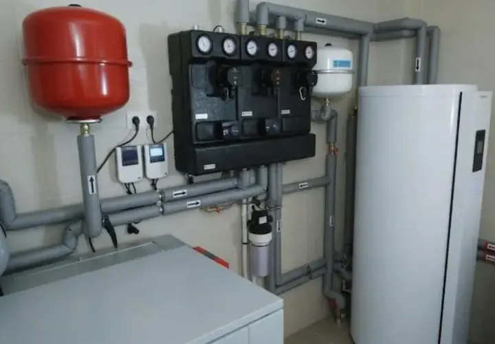 Grupa pompowa zamontowana w instalacji ogrzewania podłogowego