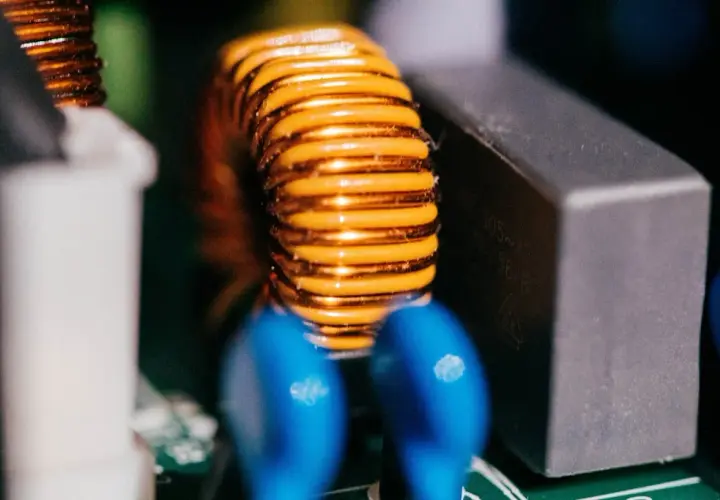 Cewka indukcyjna z rdzeniem powietrznym – zastosowanie, zalety, budowa i znaczenie w elektronice wysokiej częstotliwości