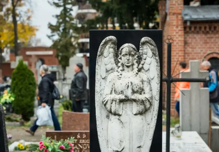 Czy msza 1 listopada jest obowiązkowa? Poznaj ważne informacje i tradycje
