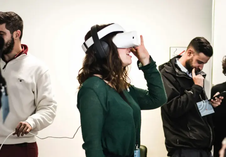 Jak działa VR? Zrozum mechanizmy wirtualnej rzeczywistości i jej zastosowania