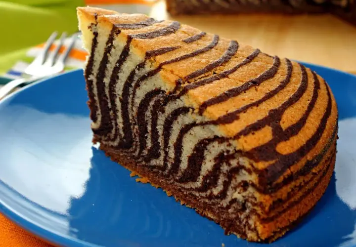 Prosty przepis na ciasto zebra z oranżadą na dużą blachę – idealne na imprezy!