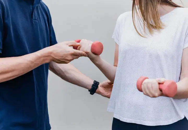 Czy fizjoterapeuta a rehabilitant to to samo? Poznaj kluczowe różnice