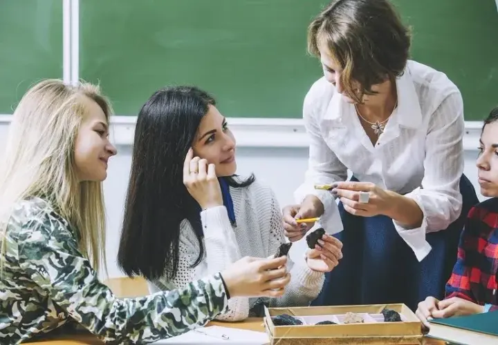 Pedagog szkolny: Kluczowe zadania i rola w edukacji uczniów