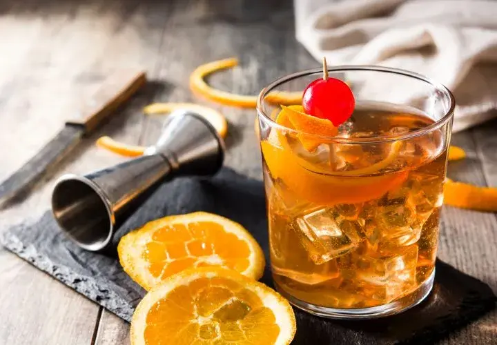 Najlepsze drinki z whiskey, które zachwycą Twoje podniebienie