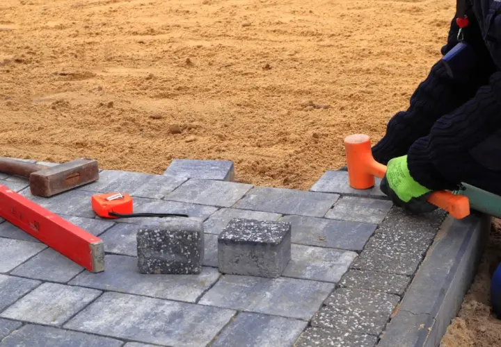 Jak samemu zrobić kostkę brukową – prosty sposób na oszczędność i satysfakcję DIY