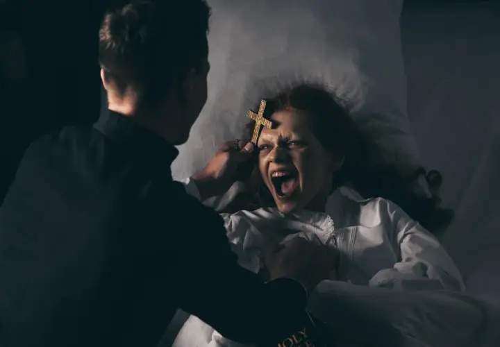 Przerażające filmy o egzorcyzmach: Top 5 produkcji grozy