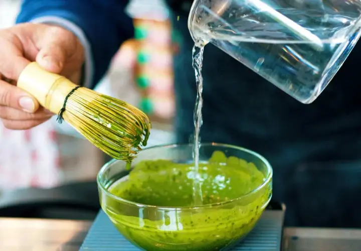 Ile kofeiny ma matcha? Porównanie z kawą i herbatą, które zaskakuje