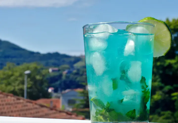 Najlepsze drinki z Bols Blue: proste przepisy na orzeźwiające koktajle