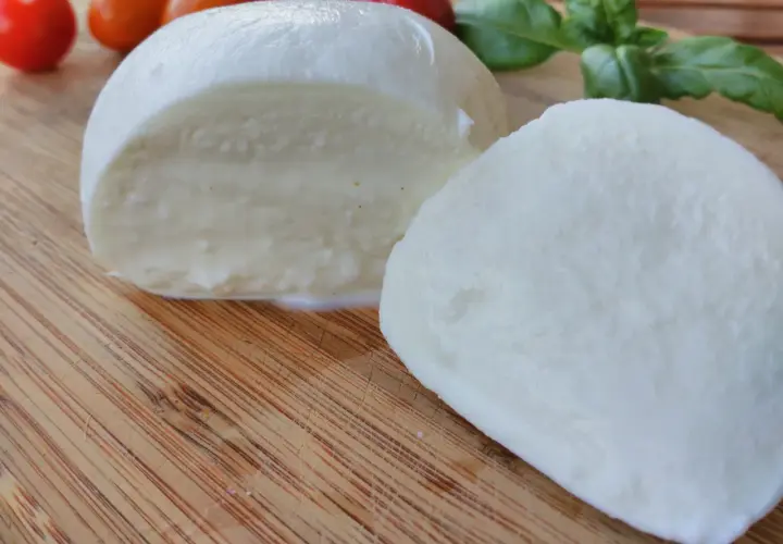 Ile kalorii ma mozzarella: poznaj wartości odżywcze różnych rodzajów sera