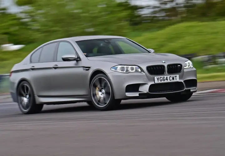 BMW M5 F10 – niezwykłe osiągi, luksus i technologie, które zachwycają
