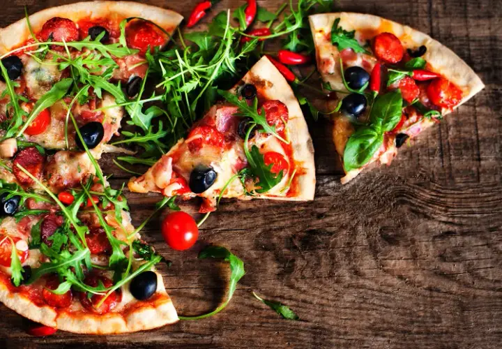 Jak podgrzać pizzę, aby zachować jej smak i chrupkość?