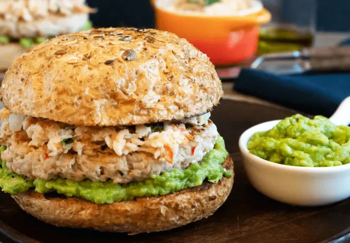 Burger z indyka Kwestia Smaku - zdrowsza alternatywa dla mięsa