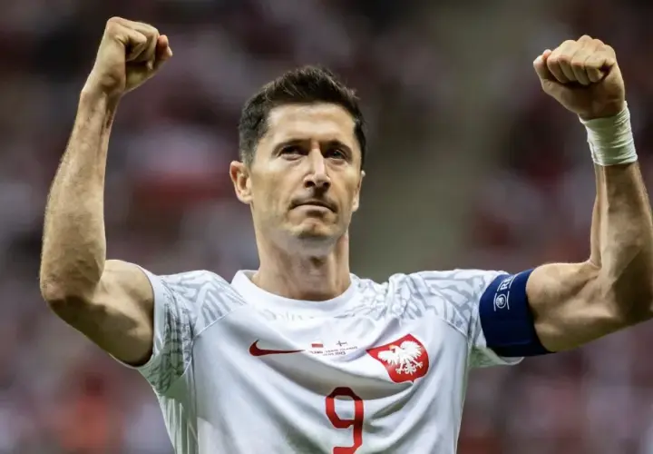 Miesięczna pensja Lewandowskiego szokuje! Tyle zarabia w Barcelonie i kadrze