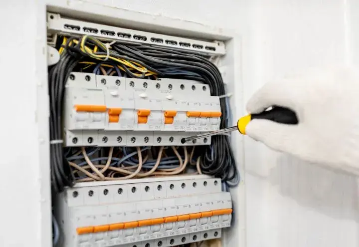 Na jakiej wysokości skrzynka elektryczna? Uniknij kosztownych błędów
