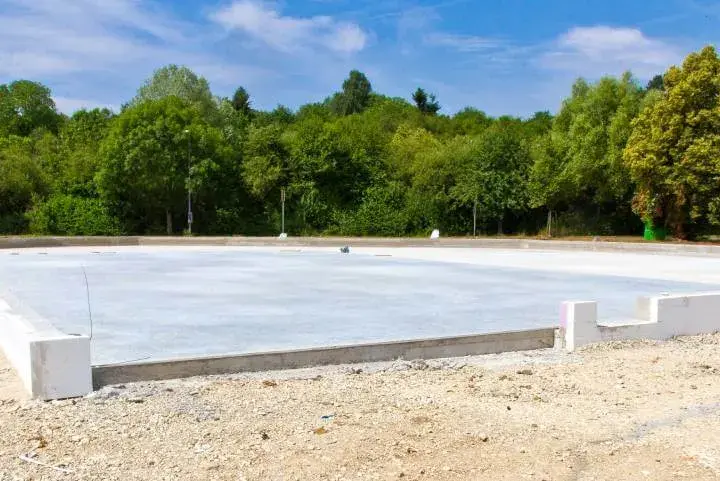 XPS pod płytę fundamentową: jak prawidłowo zaizolować fundament