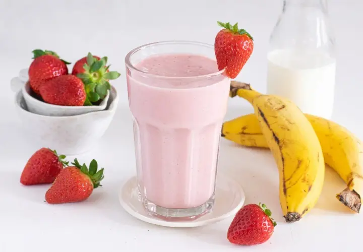 Delicioso batido de fresa con plátano fácil y nutritivo para niños