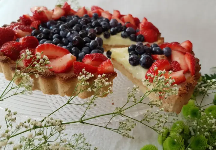 Jak przygotować pyszną tartę fit z owocami? Prosty przepis krok po kroku
