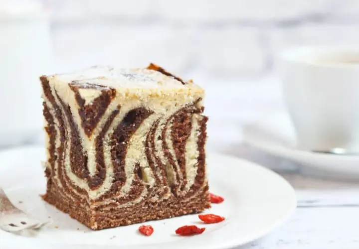 Ciasto zebra z oranżadą na dużą blachę: przepis na pyszny deser