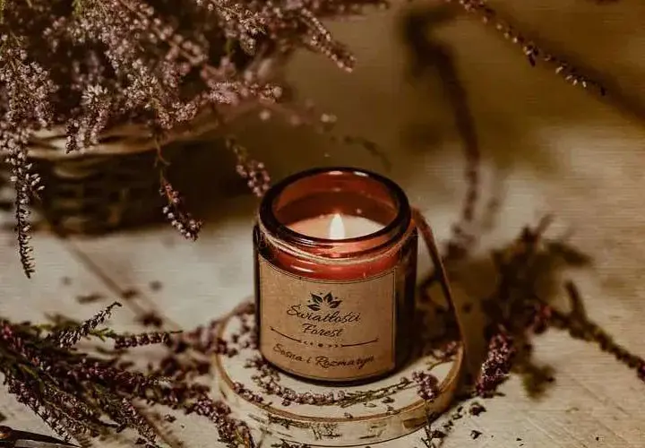 Świeczka o zapachu sosny – poczuj magię leśnego aromatu w domu