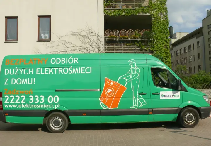 Samochód który zbiera elektrośmieci z osiedla – jak skorzystać z usługi?