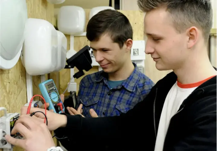 Co robi technik elektryk? Obowiązki, zarobki i ścieżki kariery