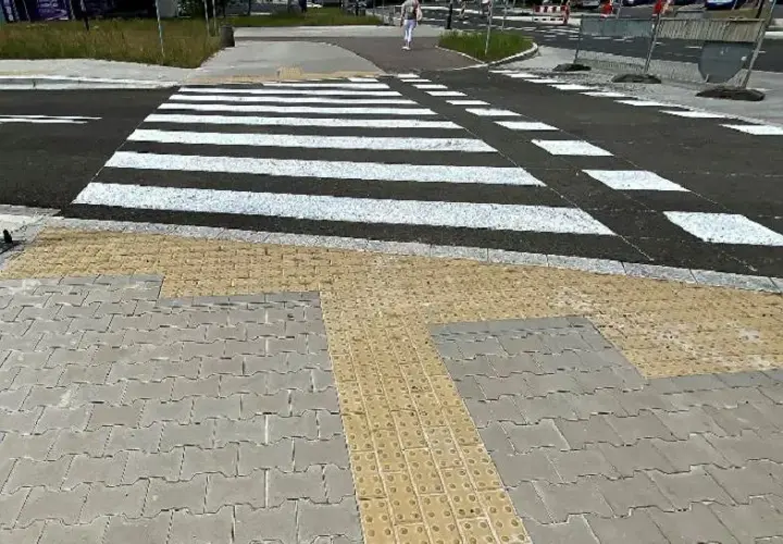 Płytki z wypustkami dla niewidomych: Klucz do bezpieczeństwa w przestrzeni publicznej