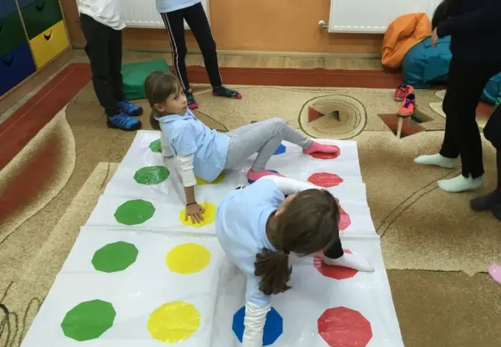 Najlepsze zabawy integracyjne dla klas 4-6, które zbudują zgraną grupę