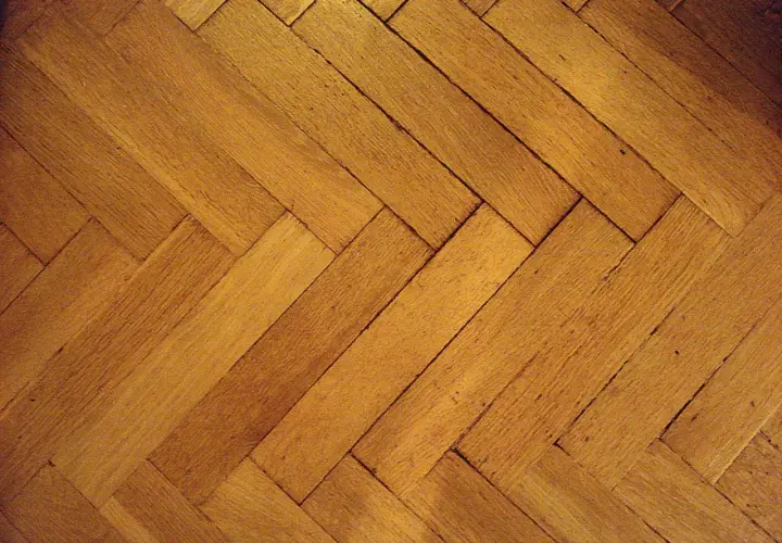 Czy można kłaść panele na parkiet? Sprawdź, co musisz wiedzieć!