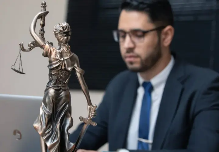 Jak tytułować notariusza, aby uniknąć faux pas w korespondencji