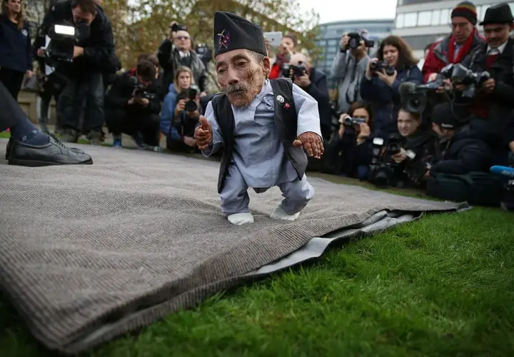 Ile ma lat najmniejszy człowiek świata? Zaskakujące fakty o Afshinie.