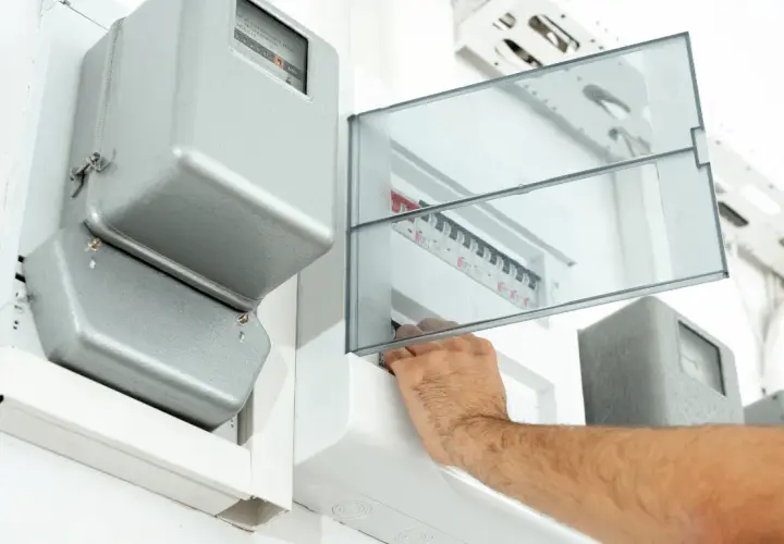Jak podłączyć bezpiecznik różnicowy i uniknąć niebezpieczeństw elektrycznych