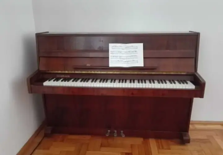 Ile waży pianino Legnica M-100? Odkryj, co musisz wiedzieć o transporcie