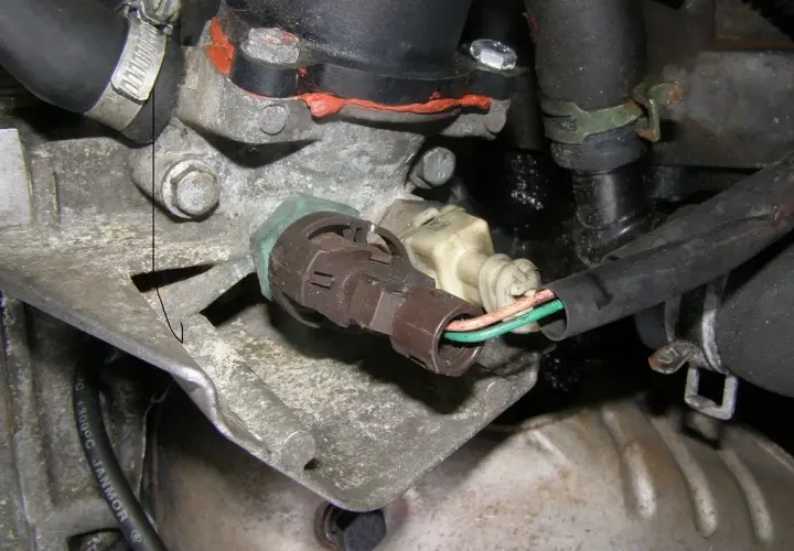 Gdzie jest czujnik temperatury w Renault Scenic 1.9 DCI? Uniknij kosztownej awarii!