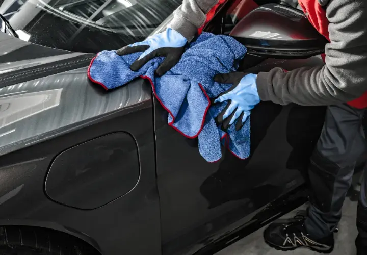 Jak myć auto oklejone folią, aby nie uszkodzić okleiny?