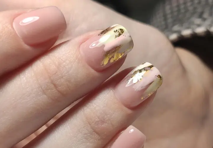 Jak użyć folii do paznokci, aby uzyskać efektowny manicure bez błędów