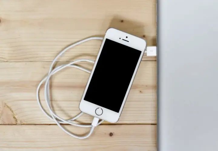 Jak podłączyć telefon do kina domowego przez USB i uniknąć problemów