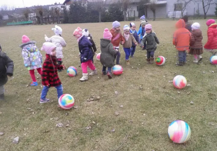 Kreatywne zabawy z piłką w przedszkolu - 10 pomysłów dla dzieci