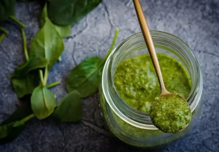Jakie orzechy do pesto zamiast pini? Poznaj najlepsze alternatywy