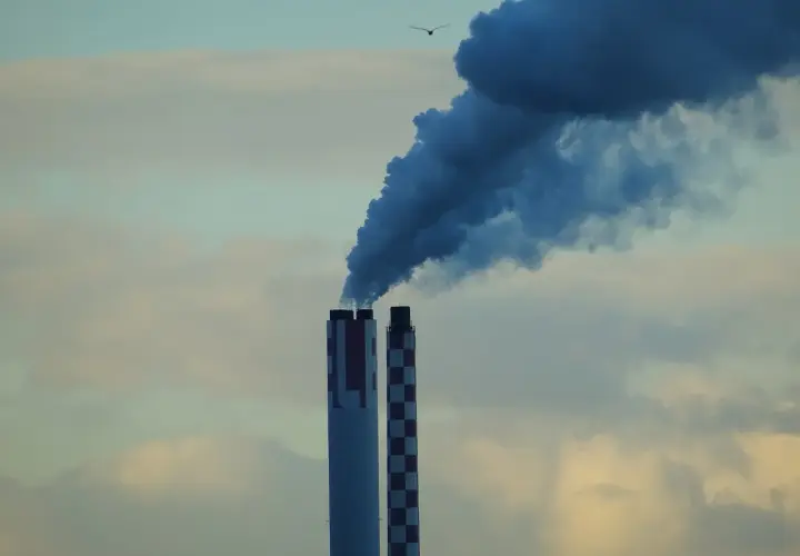 Co to jest emisja CO2 i jak wpływa na środowisko? Definicja, źródła i skutki