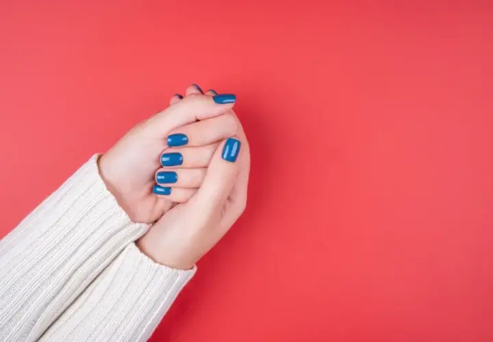 Manicure tytanowy co to? Odkryj jego zalety i wady dla paznokci