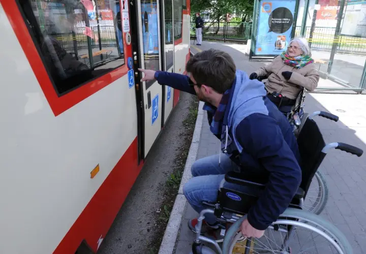 Czy wózek inwalidzki jest pojazdem? Sprawdź swoje prawa na drodze