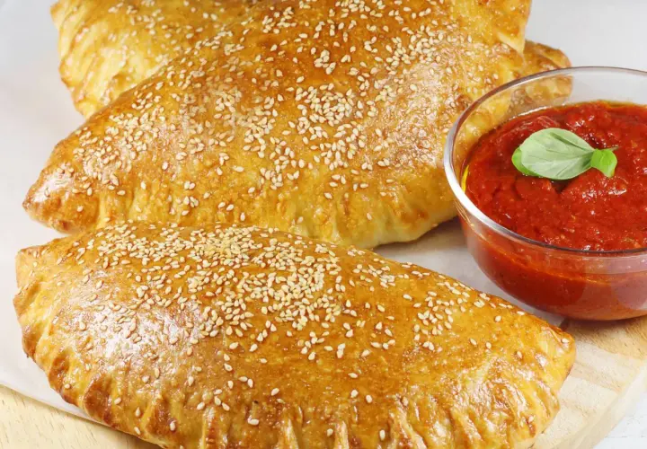 Calzone z gotowego ciasta na pizzę - idealny pomysł na obiad