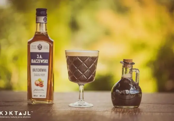 Najlepsze drinki z orzechówką, które zaskoczą Twoich gości